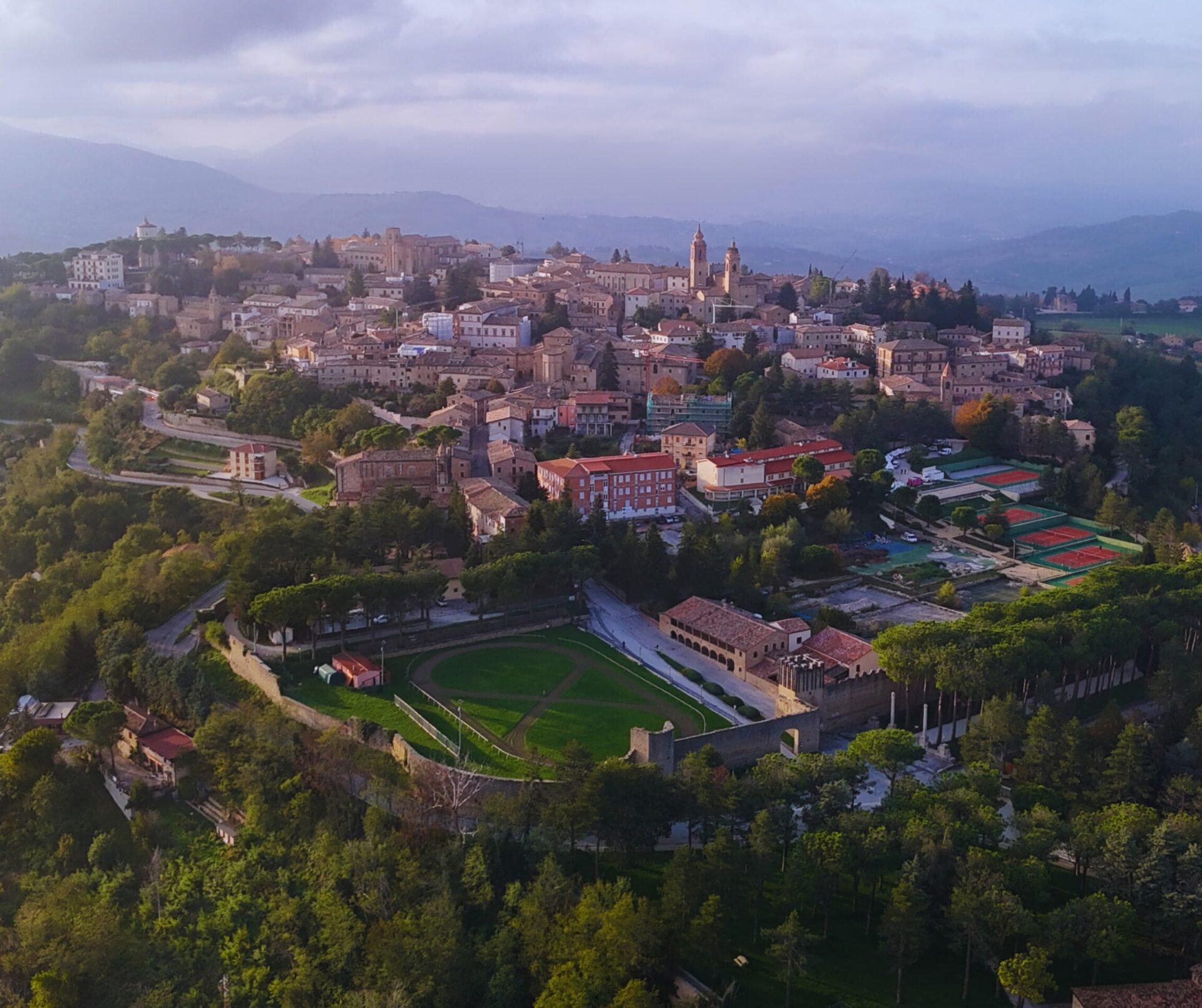 Le Marche protagoniste con i Monti Azzurri: Serrapetrona, San Ginesio e Monte San Martino il 19 novembre su Sky