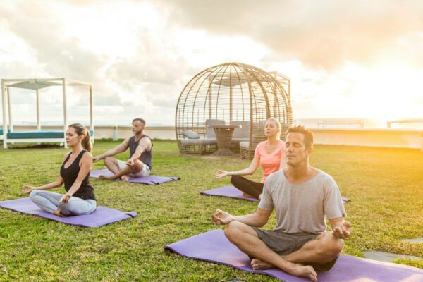 Lo yoga come disciplina di vita: tutti sul tappetino, oggi è la ricorrenza internazionale