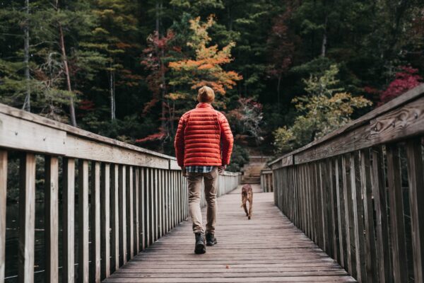 “Silent walking”: la camminata silenziosa fa bene al corpo e alla mente