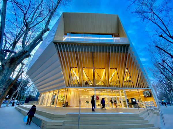 Si trova a Barcellona, non la conoscono in tanti, ma è la biblioteca più bella al mondo