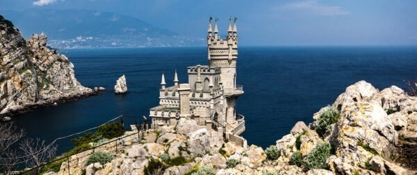 In Crimea, su una scogliera, si erge imponente il Castello del nido di rondine!