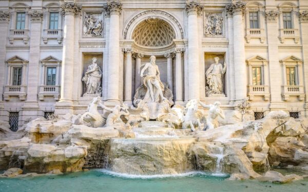 La bellissima Fontana di Trevi a Roma è l’attrazione turistica più popolare d’Europa!