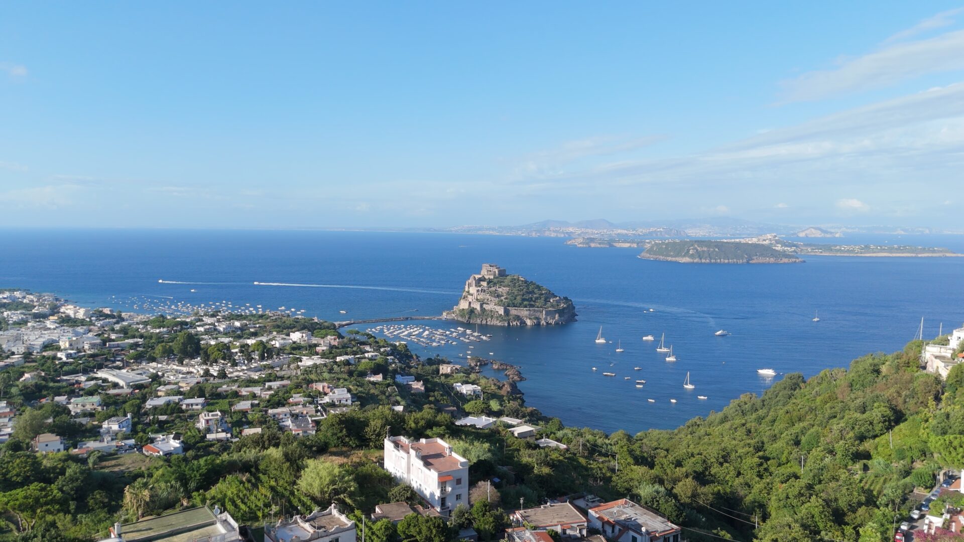 Ischia si racconta tra storia, sapori e tradizioni: in prima visione le meraviglie dell’isola verde il 12 agosto