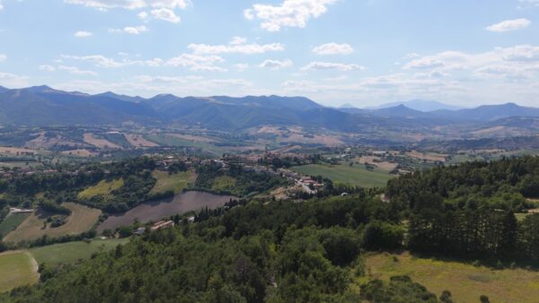 Apiro tra cultura, natura e adrenalina: le Marche che non ti aspetti, in prima visione il 22 luglio