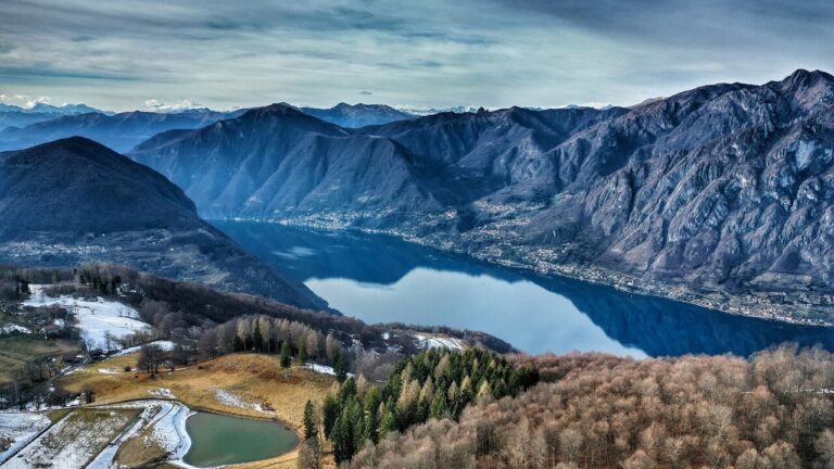 Balcone panoramico che guarda su due laghi: è l’attrattiva Valle Intelvi