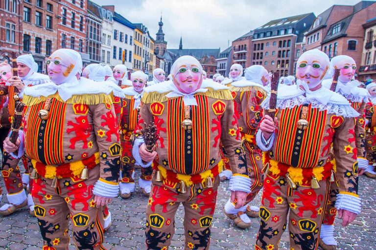 In Belgio, il carnevale di Binche è Patrimonio Mondiale dell’UNESCO: tradizione e folklore unici