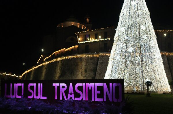 Fino al 6 gennaio 2024 brillano le “Luci sul Trasimeno” a Castiglione del Lago