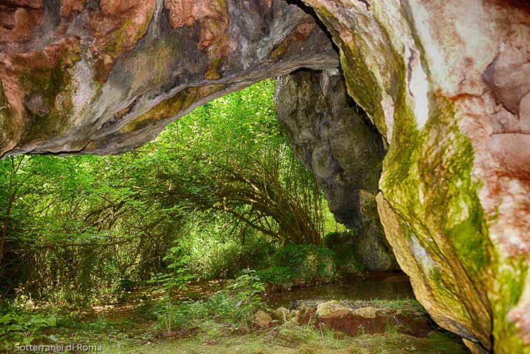 Alle porte di Roma c’è una grotta con pitture rupestri e sculture naturali