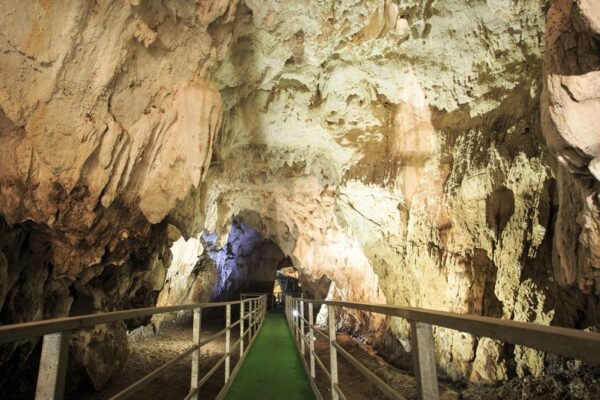 Alle porte di Roma c’è una grotta con pitture rupestri e sculture naturali