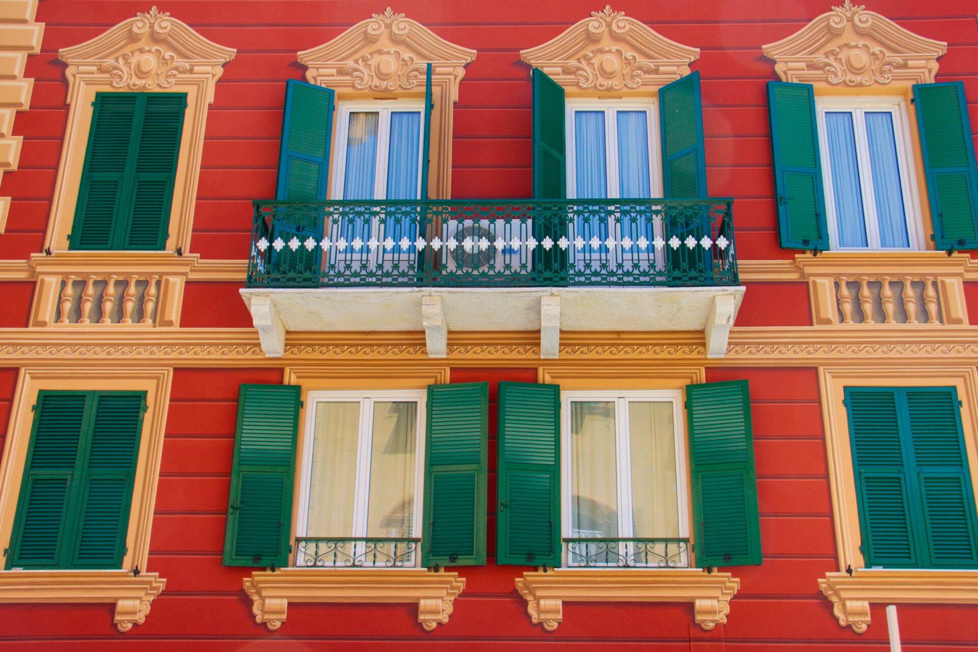 Due sono i colori portafortuna per il 2024: il rosso vivo ed il verde smeraldo!