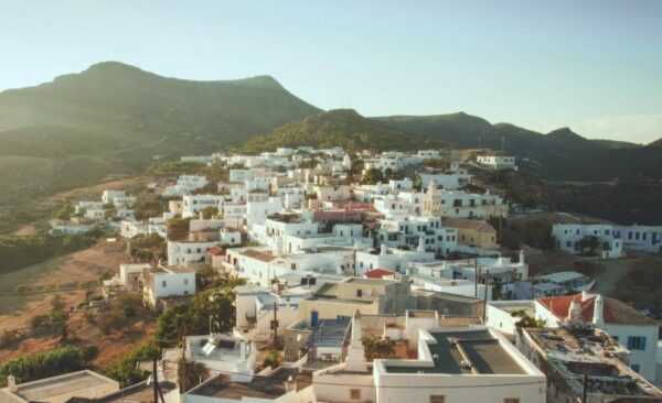 In Grecia c’è un’isola che vi pagherà 23 mila euro se vi trasferirete a vivere lì!