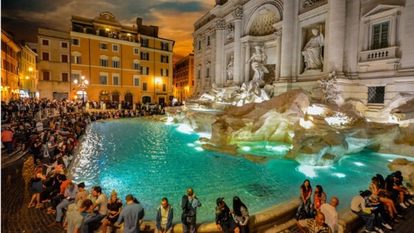 La bellissima Fontana di Trevi a Roma è l’attrazione turistica più popolare d’Europa!