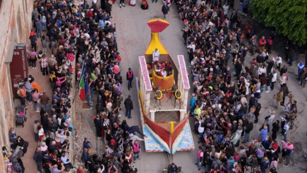 Prima giornata da record, ora si attendono le sfilate del 28 e 30 aprile a Castiglione del Lago per la “Festa del Tulipano”