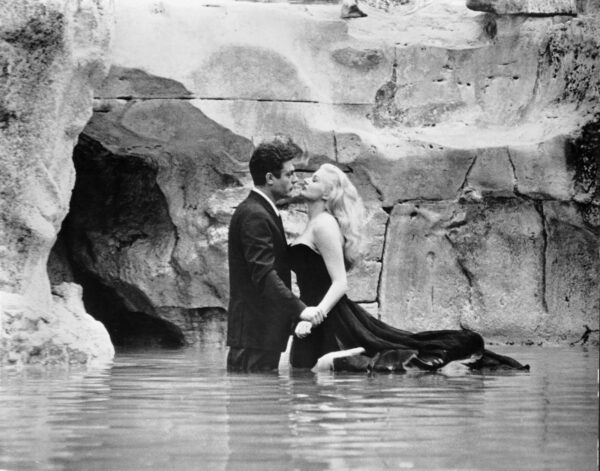 La bellissima Fontana di Trevi a Roma è l’attrazione turistica più popolare d’Europa!