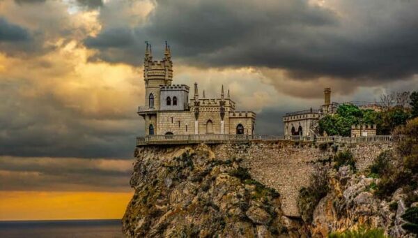 In Crimea, su una scogliera, si erge imponente il Castello del nido di rondine!