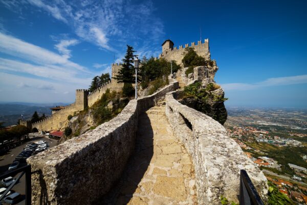 “Una gita fuoriporta” nella Repubblica di San Marino: martedì 11 aprile, su Sky!