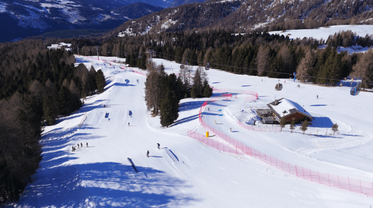Un ‘salto’ nel cuore della Val di Fiemme: Predazzo in prima visione su Sky il 4 febbraio