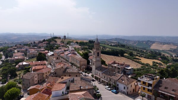 Due perle, una riviera: Pineto e Roseto degli Abruzzi in un viaggio sulla costa guardando il Gran Sasso