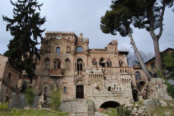 Scopri l’affascinante Castello della Monica, vero gioiello del capoluogo teramano!