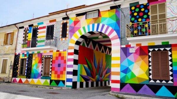In provincia dell’Aquila c’è Aielli, il borgo dei murales più colorato d’Italia!