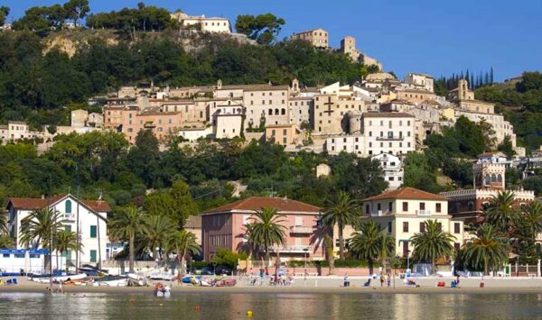 Il borgo marchigiano sul 43° parallelo è il ‘luogo per sognare’ di essere in mille città!