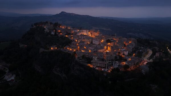 Le Marche protagoniste con i Monti Azzurri: Serrapetrona, San Ginesio e Monte San Martino il 19 novembre su Sky